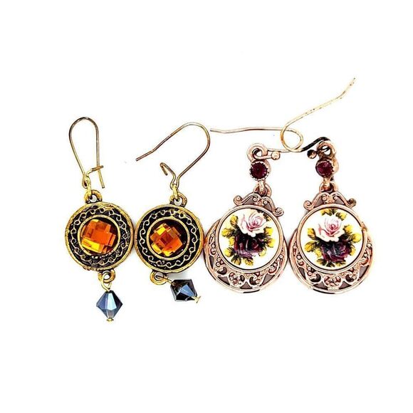 2 Pairs of Dangle Earrings - Picture 1 of 8
